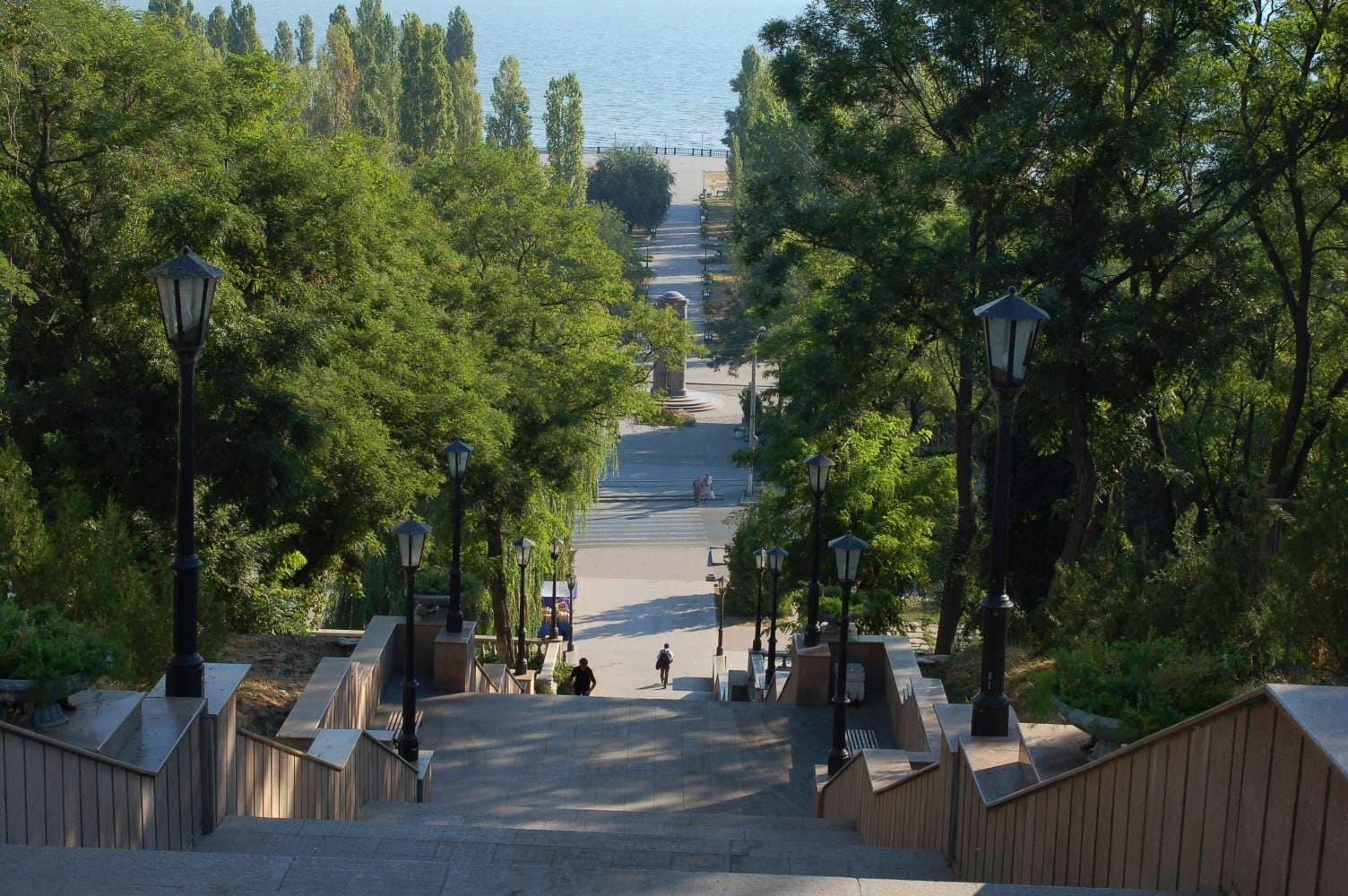 Вид на Таганрогский залив с Каменной лестницы — серо-голубая вода, белый берег и светло-серое небо